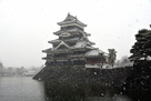雪降る松本城