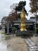金剛院境内建つ仏像…