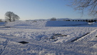 雪の北側水堀と本丸土塁…
