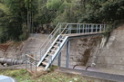 臼木ヶ峰城 墓地の奥から送水管を渡る橋…