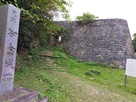 城址碑と城壁