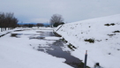 雪の本丸土塁と東側水堀…