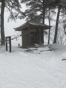 雪景色の毘沙門堂…