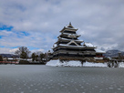 雪景色の松本城…