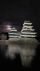 満月と松本城