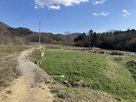 お館様の散歩道入口から味噌曲輪をのぞむ