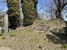 南側土塁脇に立つ新田義貞公の古城跡碑