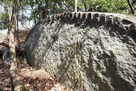 石切場　矢穴の残る巨岩…