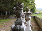 八幡神社を守る狛犬…