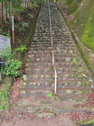 登城口の急な階段…