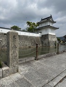 三ノ丸大手隅櫓と城址碑