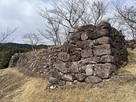 主郭門石垣（右）と主郭南面石垣…