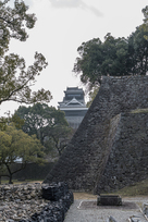 棒庵坂を下り北から小天守を望む…