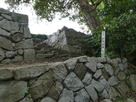 天守登り口の石垣と標柱…