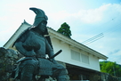 竹中重治公の像と白壁の櫓門