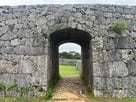 一の郭内部から見た一の郭アーチ門…