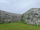 城東側の二の郭（左）の一の郭石垣の境目…