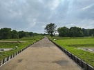 大手方面から見上げた建物跡群…