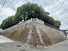 南西角から見上げた真土神社…