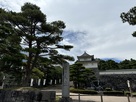 霞ヶ城址碑と箕輪門…