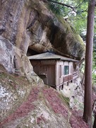 主郭下の岩屋神社…