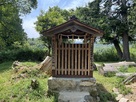 主郭御殿跡に建つ三好長慶と松永久秀の祠…