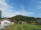 南より見た吉田郡山城全景…