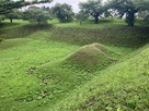 北東稜堡内の小山状の土塁…