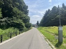 二の丸（左）と松の丸間の堀跡…