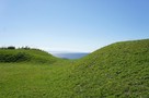 緑が映える土塁と遠くに海峡…