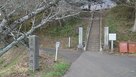 城址碑と登城口…