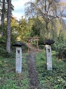 春日神社の鳥居と石灯籠…