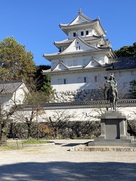 城西広場から天守と戸田氏鉄公銅像…