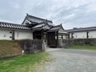 城内から見た内冠木門と馬出門桝形土塀…