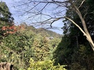 信貴山城遠景と朝護孫子寺本堂…