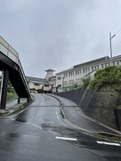 城址と云われのある場所に建つ小学校…