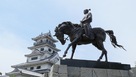 藤堂高虎公像と天守…