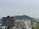 展望台から松山城を望む。…