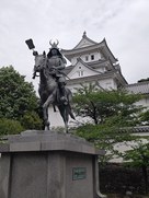大垣城天守と戸田氏鉄公騎馬像…