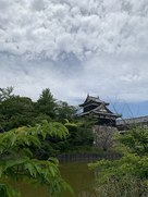 追手向櫓沸き立つ雲の下…