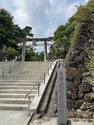 武田神社の鳥居と躑躅ヶ崎館の石碑…