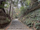 搦手門からのつづら折れの道…