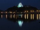 夜景に浮かぶ天守…