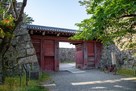 朱塗りの追廻門…