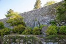 本丸下段の石垣と城址碑…