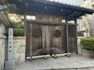 小林城・門扉と城址碑（前津通り側）…