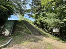 北から見た主郭の切岸…