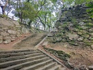弓櫓跡（右）の石垣…