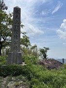 城主公碑と腹切岩…