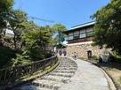 矢来門跡から黒門跡へ屈曲する登り坂…